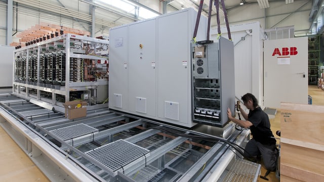 Ein ABB-Mitarbeiter an der Arbeit Ein ABB-Mitarbeiter an der Arbeit