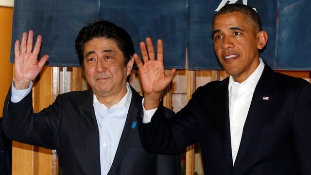 Der japanische Ministerpräsident Shinzo Abe und US-Präsident Barack Obama winken Der japanische Ministerpräsident Shinzo Abe und US-Präsident Barack Obama winken