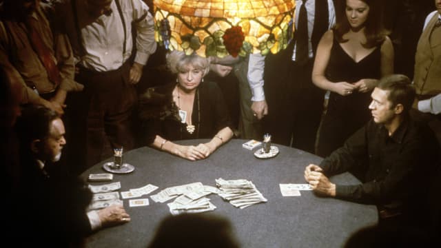 An einem runden Tisch spielen zwei Männer Poker. An einem runden Tisch spielen zwei Männer Poker.