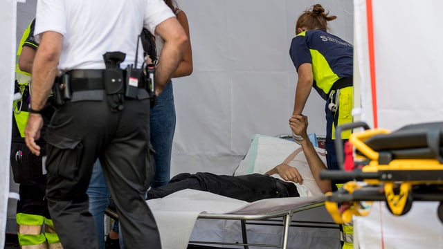 Ein Mann liegt in einem Sanitätszelt. Ein Mann liegt in einem Sanitätszelt.