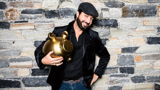 Ralph Langenscheidt mit dem goldenen Sparschwein. Ralph Langenscheidt mit dem goldenen Sparschwein.
