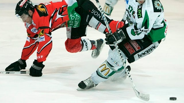 Roman Botta vom EHC Visp fligt zu Boden. Tassilo Schwarz vom EHC Olten zieht mit dem Puck davon. Roman Botta vom EHC Visp fligt zu Boden. Tassilo Schwarz vom EHC Olten zieht mit dem Puck davon.