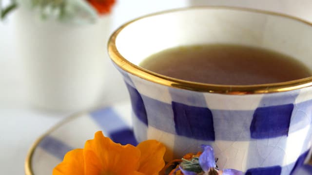 Vorspeise: Bouillonsuppe mit blumigen Käsekugeln Vorspeise: Bouillonsuppe mit blumigen Käsekugeln
