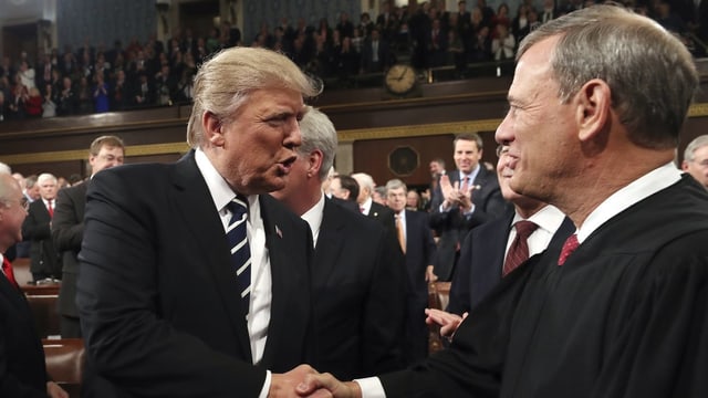 Justice John Roberts nahm Donald Trump im Januar 2017 den Amtseid ab. Roberts ist Vorsteher des Supreme Court. Justice John Roberts nahm Donald Trump im Januar 2017 den Amtseid ab. Roberts ist Vorsteher des Supreme Court.