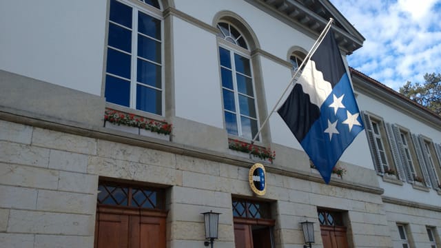 Eingang Gebäude, Aargauer Fahne oberhalb des Eingangs. Eingang Gebäude, Aargauer Fahne oberhalb des Eingangs.