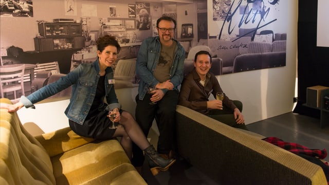 Die Team, das die Ausstellung gestaltet hat, mitten in den Ausstellungsobjekten. Die Team, das die Ausstellung gestaltet hat, mitten in den Ausstellungsobjekten.