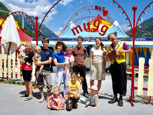 Vor dem Eingang zum Areal mit dem Zirkuszelt steht Familie Mugg an einem sonnigen Sommertag. Vor dem Eingang zum Areal mit dem Zirkuszelt steht Familie Mugg an einem sonnigen Sommertag.