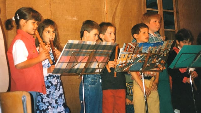 Sängerin Melanie Oesch als Schulkind mit Blockflöte Sängerin Melanie Oesch als Schulkind mit Blockflöte