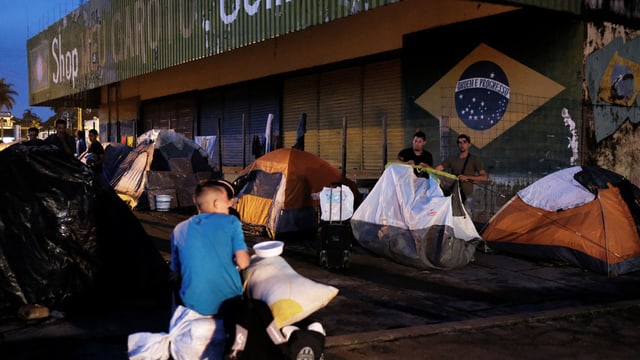 Venezolaner übernachten in Pacaraima auf der Strasse Venezolaner übernachten in Pacaraima auf der Strasse