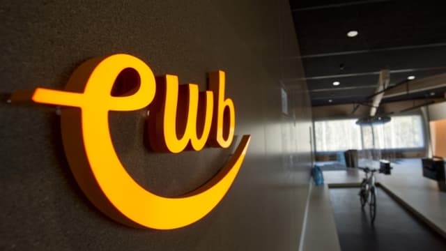 Der leuchtende Schriftzug EWB Der leuchtende Schriftzug EWB