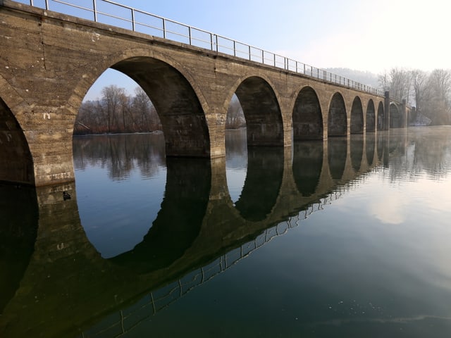 Spiegelbild einer Brücke