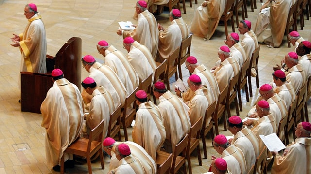 Kirchliche Würdenträger in der Kirche. Sie beten. Kirchliche Würdenträger in der Kirche. Sie beten.