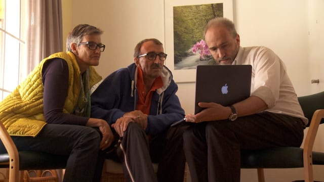 Stefan Jäggi zeigt einem Patienten das gedrehte Filmmaterial. Stefan Jäggi zeigt einem Patienten das gedrehte Filmmaterial.