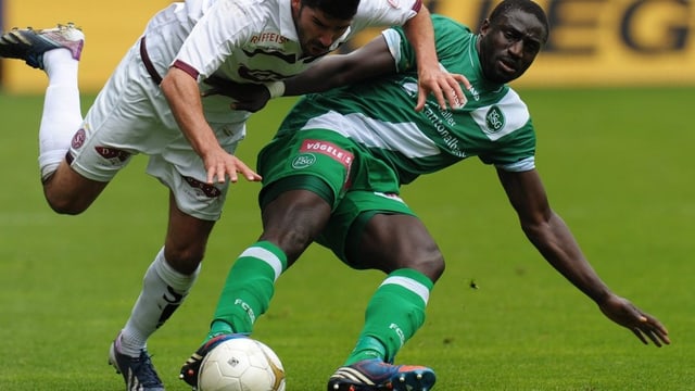 Verteidiger Jagne Pa Modou im Zweikampf. Verteidiger Jagne Pa Modou im Zweikampf.