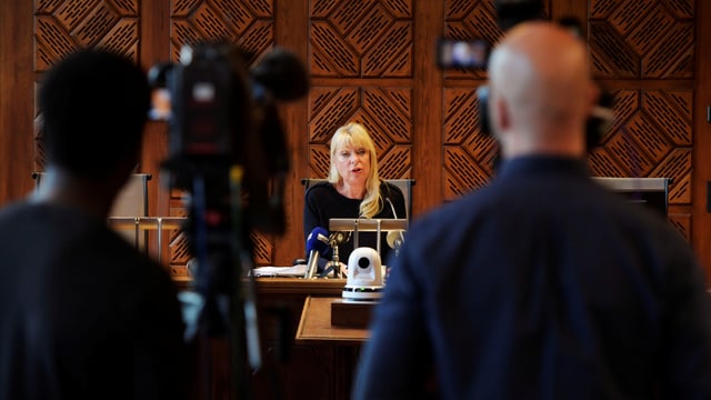 Richterin spricht vor den Medien Richterin spricht vor den Medien