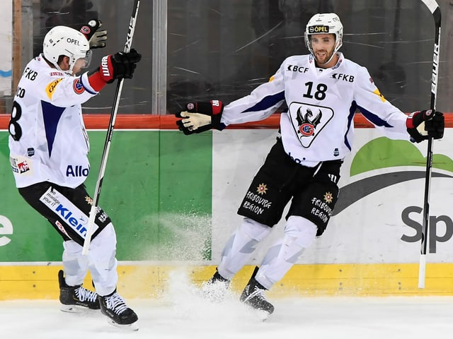 Stürmer Chris DiDomenico (l.) und Verteidiger Ryan Gunderson jubeln Stürmer Chris DiDomenico (l.) und Verteidiger Ryan Gunderson jubeln