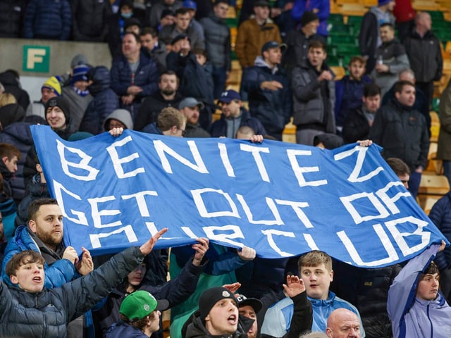 Plakat gegen Rafael Benitez