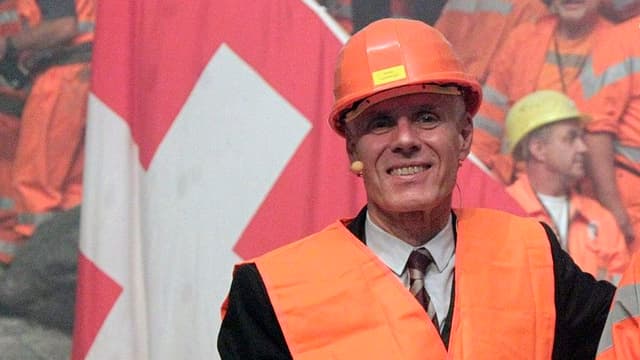 Moritz Leuenberger, als Verkehrsminister beim Tunneldruchstich des Neat-Basistunnels am 15. Oktober Moritz Leuenberger, als Verkehrsminister beim Tunneldruchstich des Neat-Basistunnels am 15. Oktober