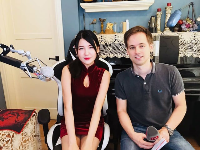 Korrespondent mit Bloggerin Korrespondent mit Bloggerin