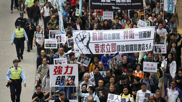 Hongkonger Demonstranten protestieren für die Freilassung der Buchhändler. Hongkonger Demonstranten protestieren für die Freilassung der Buchhändler.