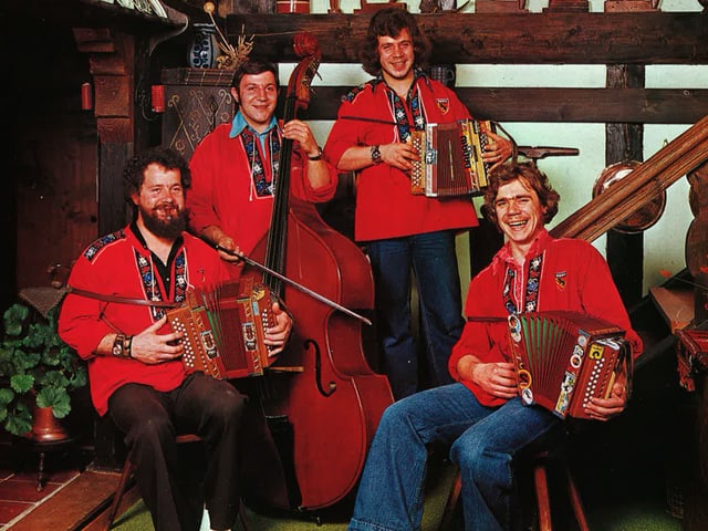 Vier Volksmusiker in roten Sennenhemben. Vier Volksmusiker in roten Sennenhemben.