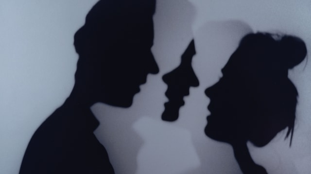 Silhouetten von einem Mann und einer Frau, die sich zu küssen gedenken. Silhouetten von einem Mann und einer Frau, die sich zu küssen gedenken.