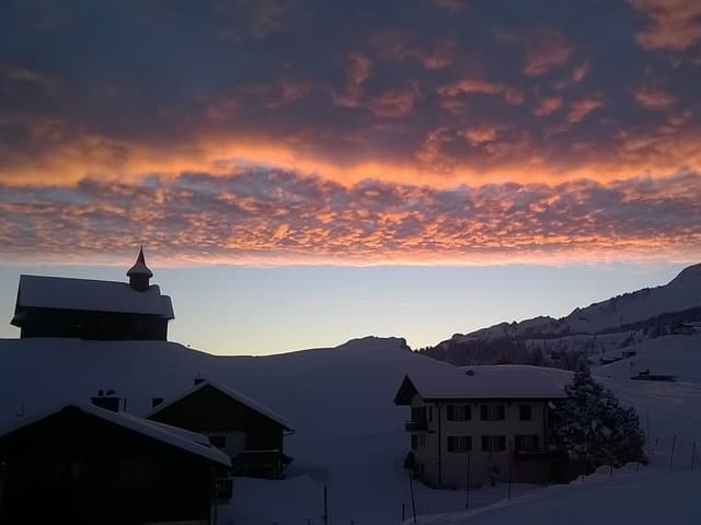 Wie abgeschnitten zeigt sich die Wolkenkante über Stoos, im Osten ist der Himmel noch blau.