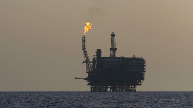 Eine Ölbohrplattform im Meer Eine Ölbohrplattform im Meer