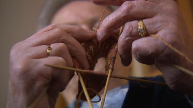 Strickende Hände einer betagten Person Strickende Hände einer betagten Person
