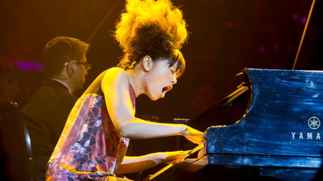 Hiromi spielt Klavier. Hiromi spielt Klavier.