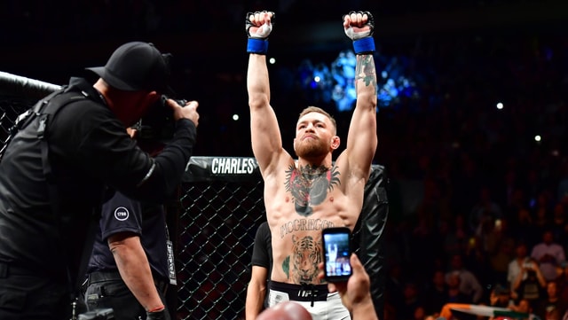 Conor McGregor reist vor den Linsen der Fotografen die Arme zum Jubeln in die Höhe. Conor McGregor reist vor den Linsen der Fotografen die Arme zum Jubeln in die Höhe.