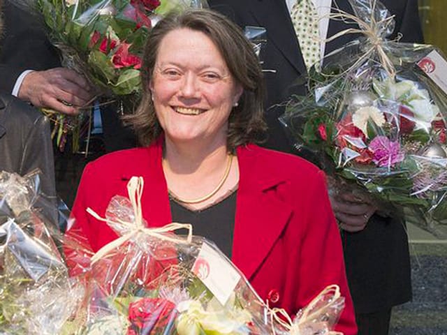 Marianne Dumermuth mit Blumenstrauss. Marianne Dumermuth mit Blumenstrauss.