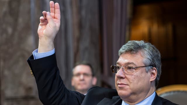 Lombardi hält die Finger in die Luft. Lombardi hält die Finger in die Luft.