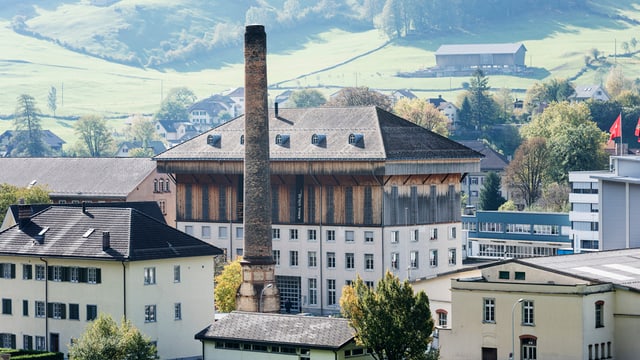 Hänggiturm und Kamin in Ennenda Hänggiturm und Kamin in Ennenda