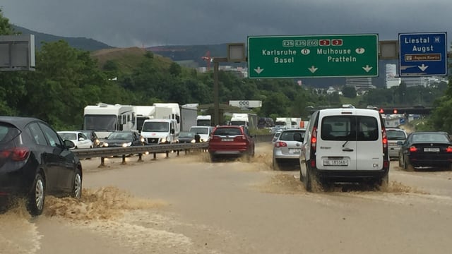 Starkregen überflutet Autobahn bei Basel. Autos stehen im Wasser. Starkregen überflutet Autobahn bei Basel. Autos stehen im Wasser.