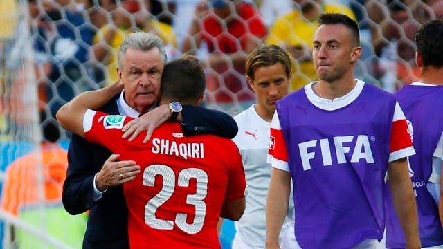 Ottmar Hitzfeld tröstet seinen Schützling Xherdan Shaqiri. Ottmar Hitzfeld tröstet seinen Schützling Xherdan Shaqiri.