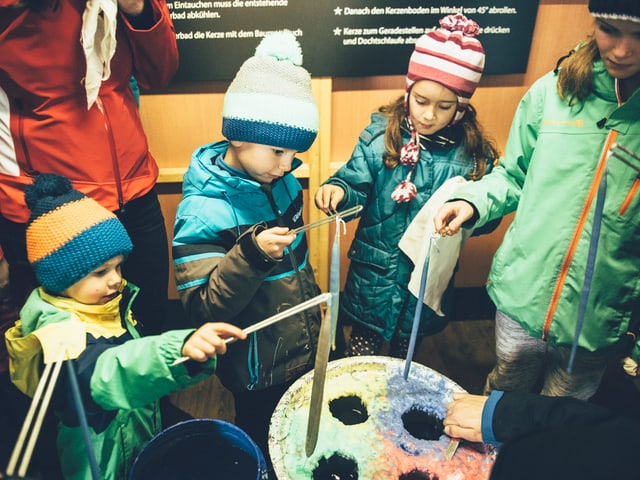 Kinder beim Kerzenziehen