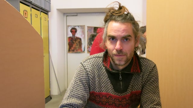 Hannes Hergarten in einer Beratungskoje in der improvisierten Anlaufstelle Hannes Hergarten in einer Beratungskoje in der improvisierten Anlaufstelle