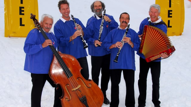 Band Engadiner Ländlerfründe in blauen Sennenchutteli mit Instrumenten. Band Engadiner Ländlerfründe in blauen Sennenchutteli mit Instrumenten.