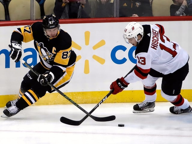 Pittsburgh-Superstar Sidney Crosby (l.) wird von Nico Hischier bedrängt. Pittsburgh-Superstar Sidney Crosby (l.) wird von Nico Hischier bedrängt.