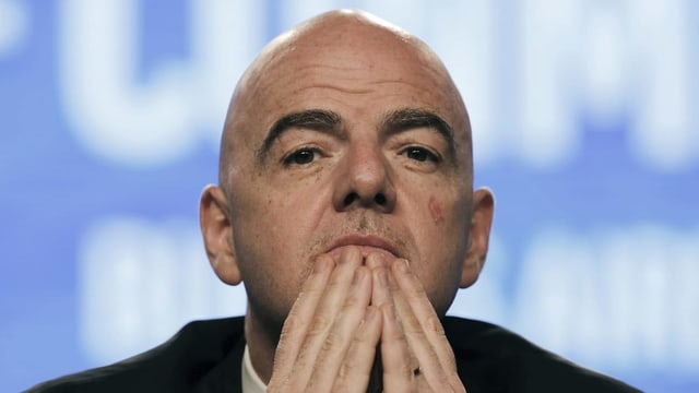 Giani Infantino hält sich die Hände ans Kinn und studiert. Man sieht nur seinen Kopf. Giani Infantino hält sich die Hände ans Kinn und studiert. Man sieht nur seinen Kopf.