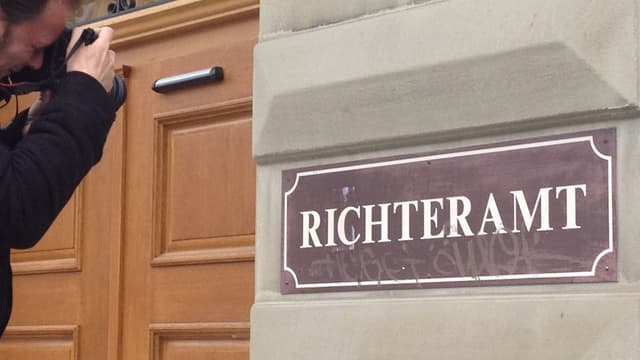 Ein Fotograf fotografiert das Richteramt-Schild. Ein Fotograf fotografiert das Richteramt-Schild.