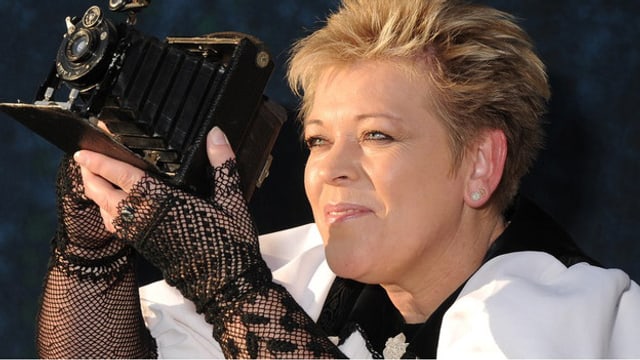 Miriam Schafroth mit antiker Kamera in der Hand. Miriam Schafroth mit antiker Kamera in der Hand.