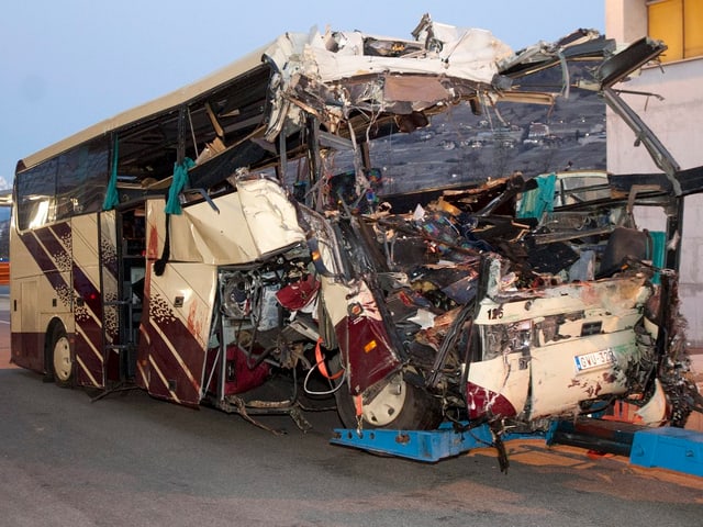 Der total zerstörte belgische Reisecar nach dem Unglück.
