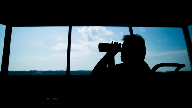 Mann mit Fernglas Mann mit Fernglas