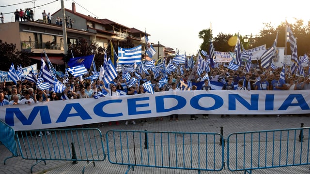 Demonstranten mit griechischen Flaggen. Demonstranten mit griechischen Flaggen.
