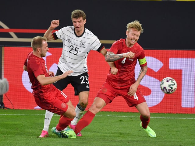Thomas Müller (Mitte) im Kampf um den Ball mit Christian Eriksen (links) und Simon Kjaer (rechts) Thomas Müller (Mitte) im Kampf um den Ball mit Christian Eriksen (links) und Simon Kjaer (rechts)