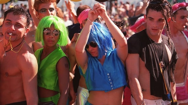 Jugendliche Raver mit bunten Perücken. Jugendliche Raver mit bunten Perücken.
