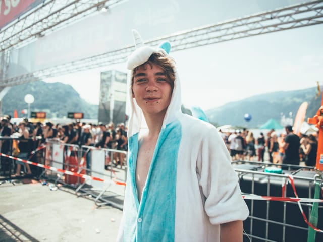 Festivalbesucher im Einhorn-Onsie