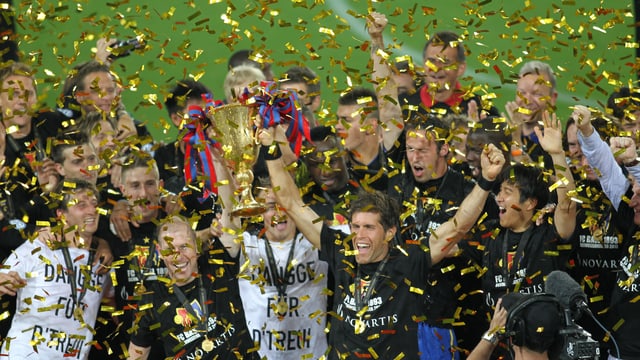Die FCB-Meisterspieler bei der Pokalübergabe. Die FCB-Meisterspieler bei der Pokalübergabe.